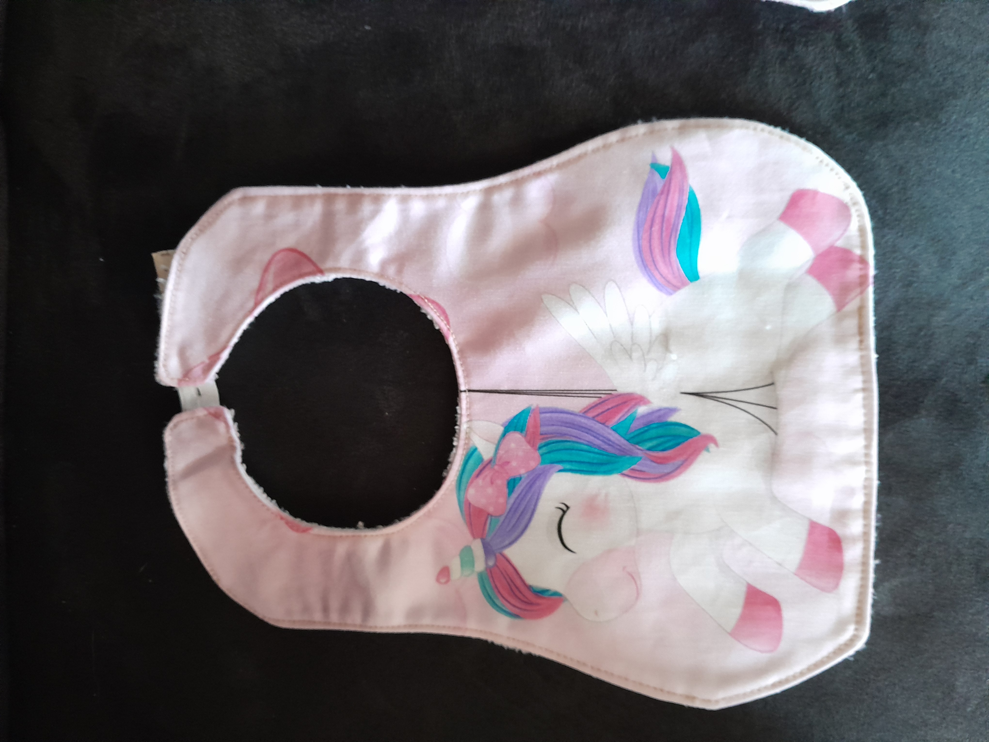 Bavoir Carr&eacute; "licorne man&egrave;ge"